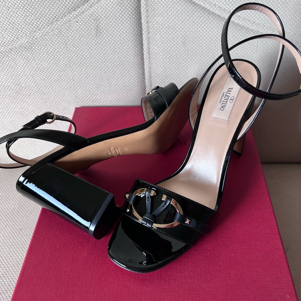 Valentino Garavani V-Rivet block heels. - Picture 4 of 10
